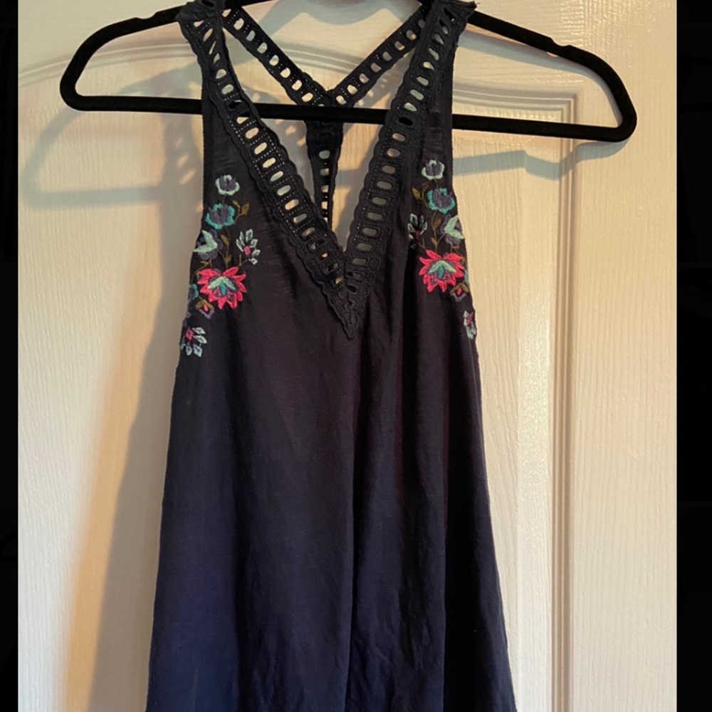 Navy blue Hollister tank with crochet flowers